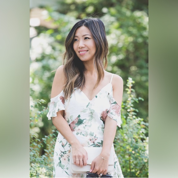 Le Chateau Women’s Chiffon Cold Shoulder Dress - Picture 4 of 11